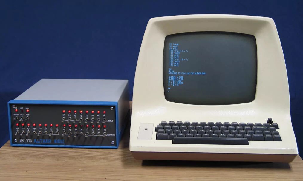 Ала пк. Микрокомпьютеру «Альтаир 8800». Altair 8800 компьютер. Альтаир 8800 первый ПК. Первый ПК «Альтаир 8800» фирмы Mits.