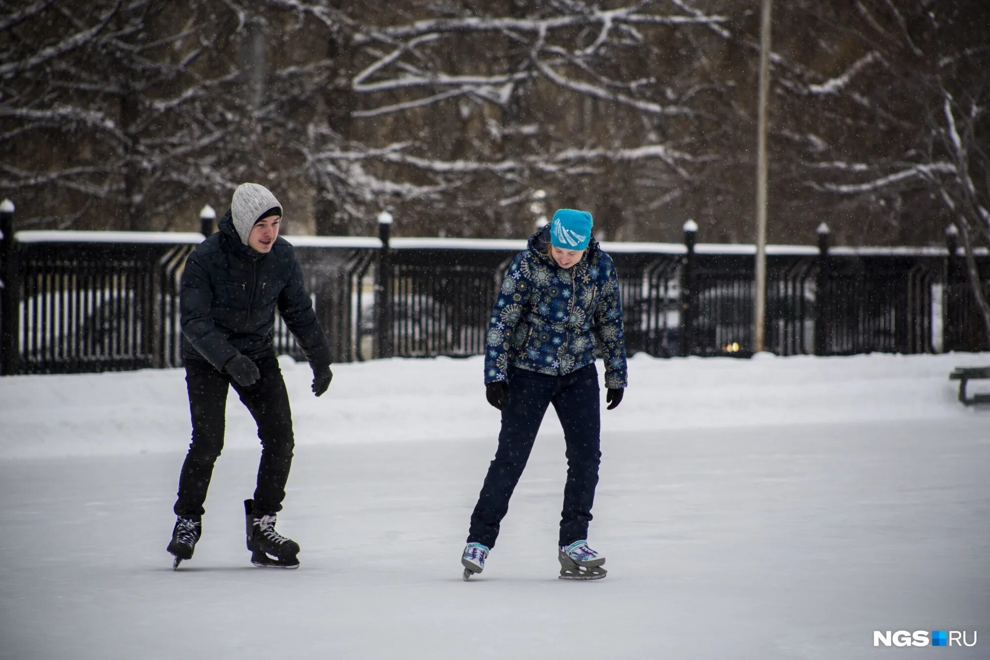 какие катки работают в новосибирске. каток в новосибирске 2022. каток в заельцовском парке в новосибирске. каток в новосибирске. каток в новосибирске 2022.