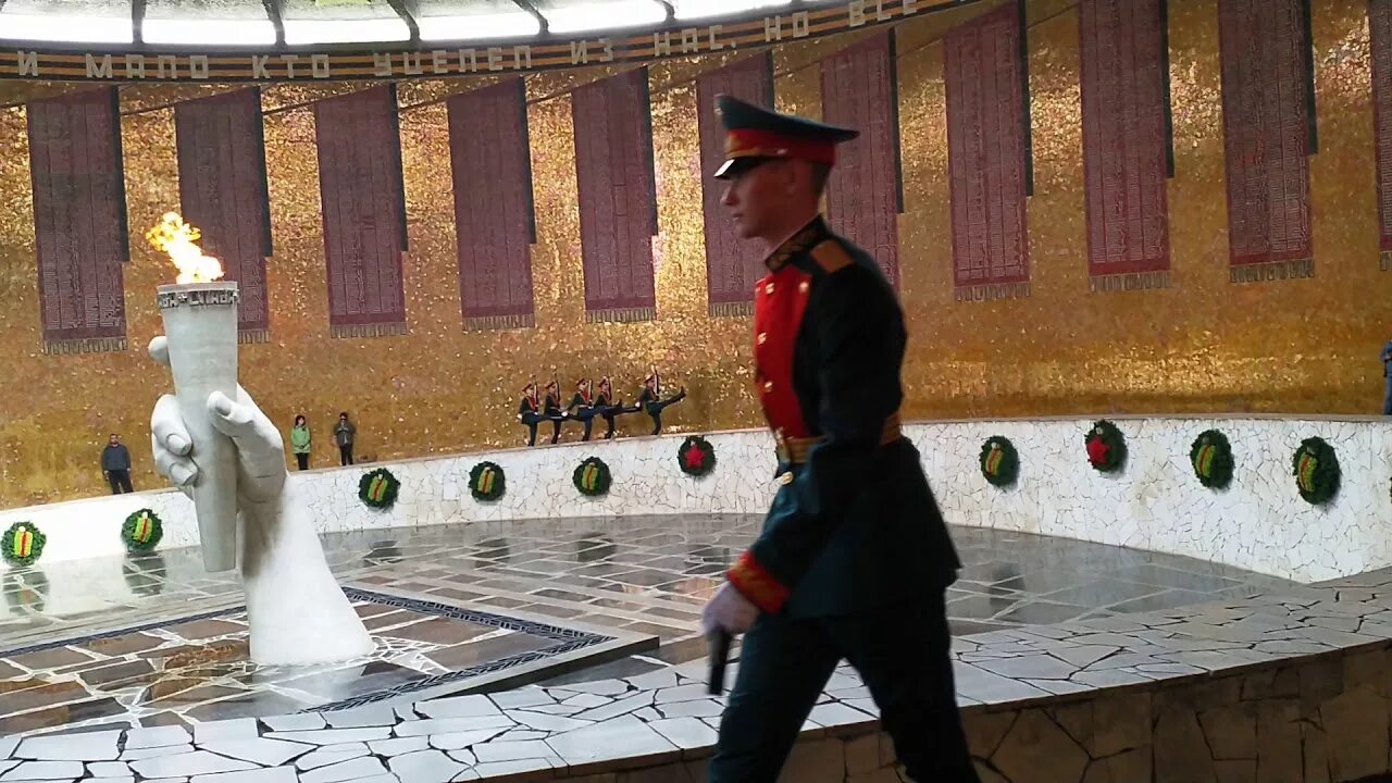 Караул мамаев курган график. Караул на мамаевом кургане. Волгоград мамаевский курган зал воинской славы. Смена караула на мамаевом кургане. Караул мамаев курган график.