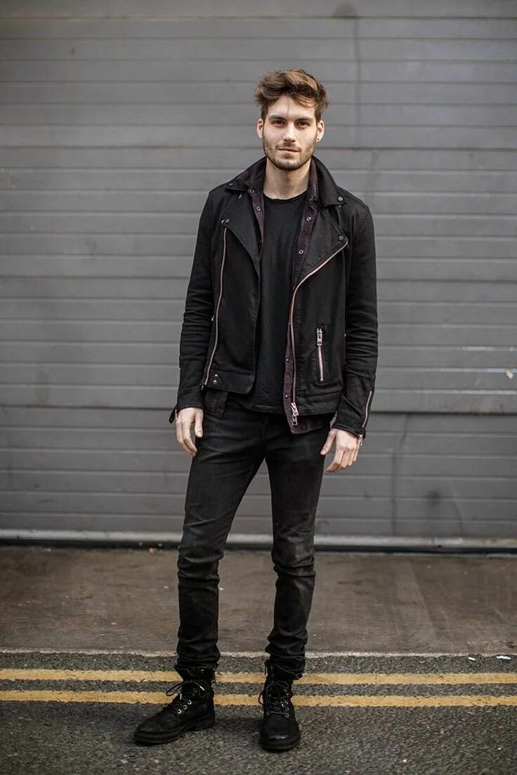 Стиль тотал блэк мужской оверсайз. Адам галлахер одежда. Guy look. Джинсы и кожаная куртка мужская. Guy look.