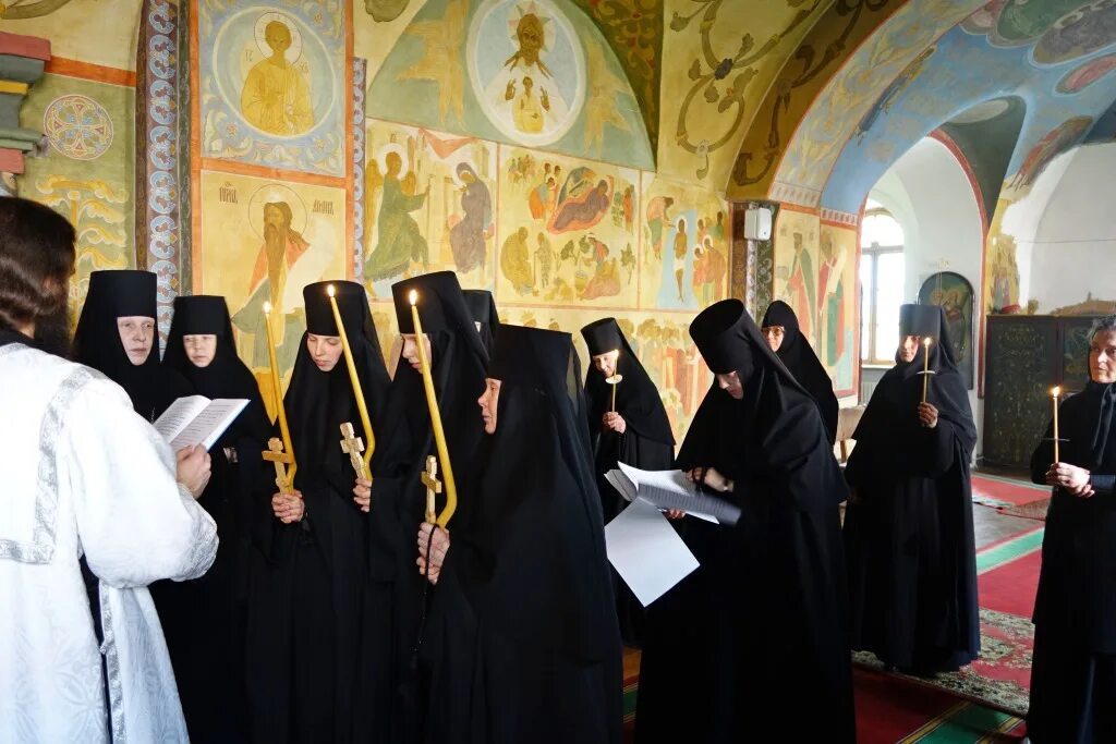 постриг в рясофорного монаха. пострижена в монахини как пишется. женский монастырь постриг в монахини. постриг послушницы. камилавка рясофорного монаха.