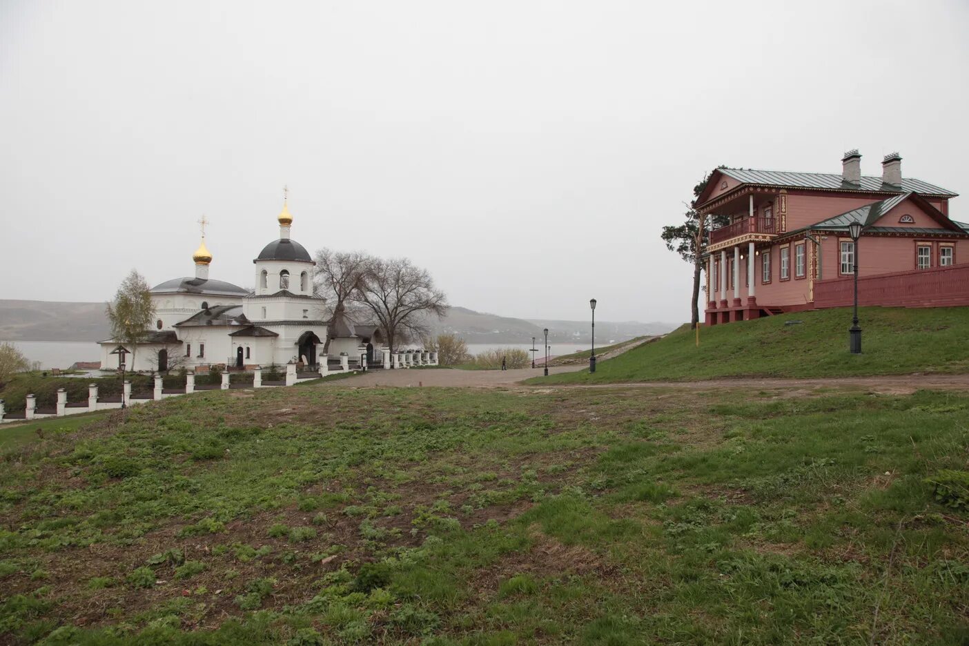 Станция свияжск. Остров Свияжск в Казани. Остров-град Свияжск в Казани зимой. Свияжский Успенский мужской монастырь, село Свияжск. Остров Свияжск ЖД станция.