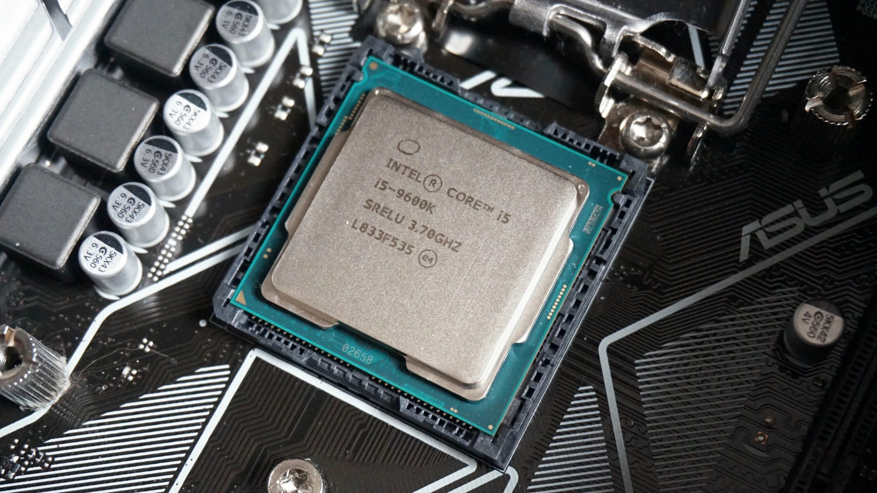 Как правильно подбирать процессор. Intel i5 9600k. Core i5 9600k. Процессор Intel Core i5-9600k. Intel Core i5-8600.