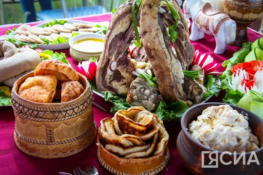 Кухня якутов. Кухня эвенков. Кухня якутов. Якутская кухня. Ысыах туймаады 2023.
