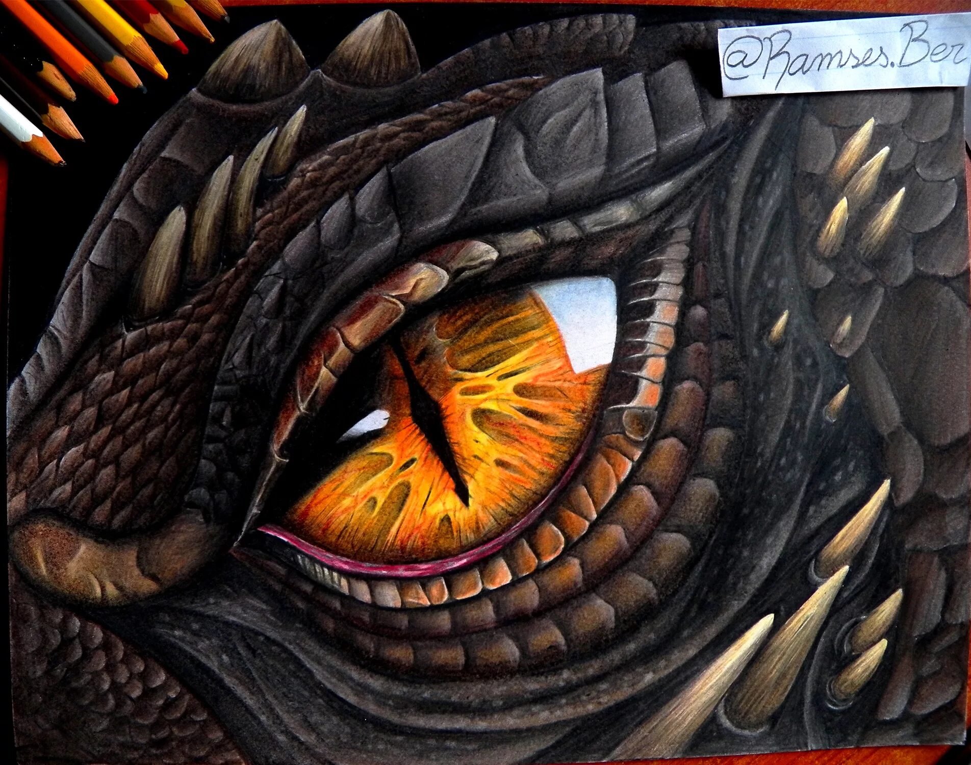 Dragon eye перевод. Глаз дракона Смауг. Глаза дракона (Dragon Eyes). Янтарный глаз дракона.