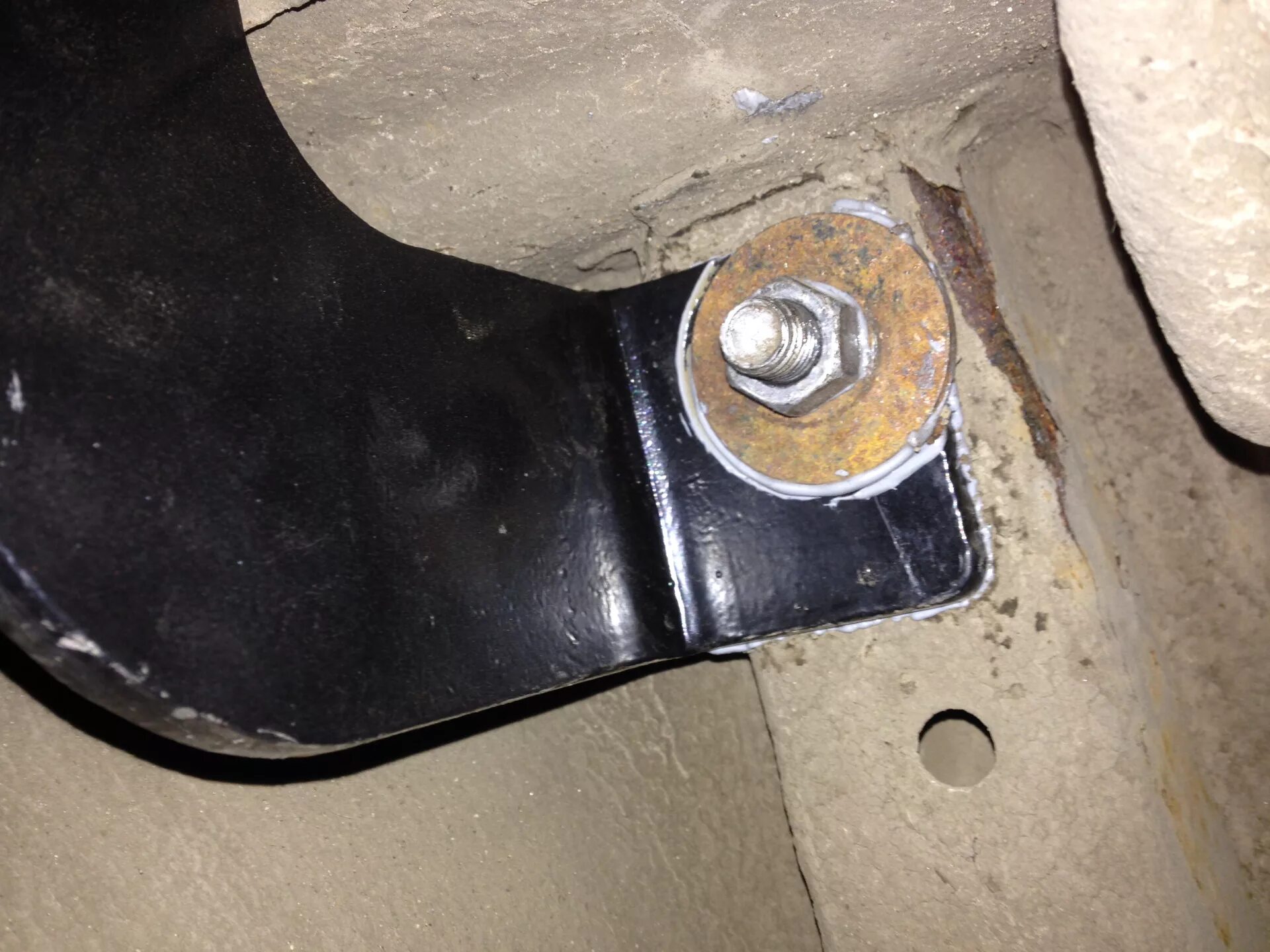 Фаркоп приора седан и хэтчбек. Фаркоп приора седан и хэтчбек. Установка фаркопа на приору. Болты фаркопа ваз приора седан. Фаркоп на ваз приора хэтчбек.