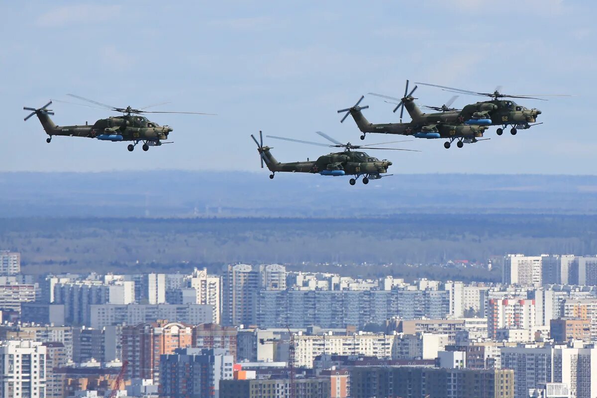Военные вертолеты над Москвой. Ми 24 над Москвой. Вертолеты над МКАДОМ. Воздушный парад в Москве.