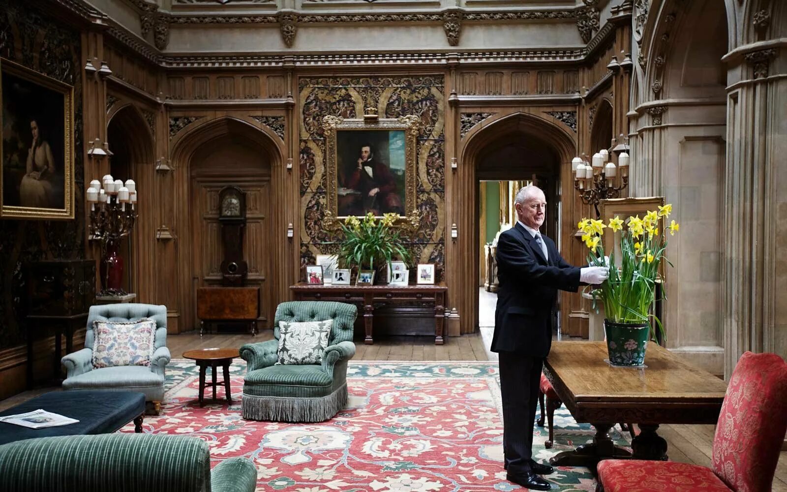 Regis швейцар. Дворецкие в st regis. Служба дворецких в гостинице. Butler дворецкий мажордом. Батлер дворецкий.