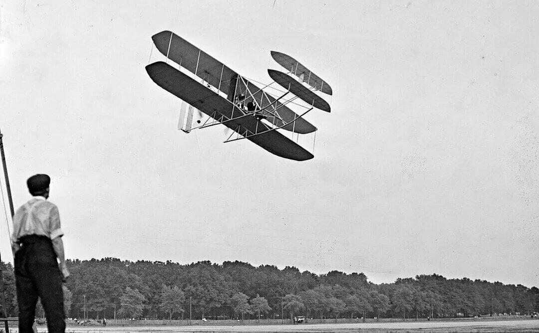 Первые самолеты братьев райт. Самолет братьев Райт 1903. Братья Райт первый самолет. Первый полёт самолёта братьев Райт. Флайер 1 братьев Райт.