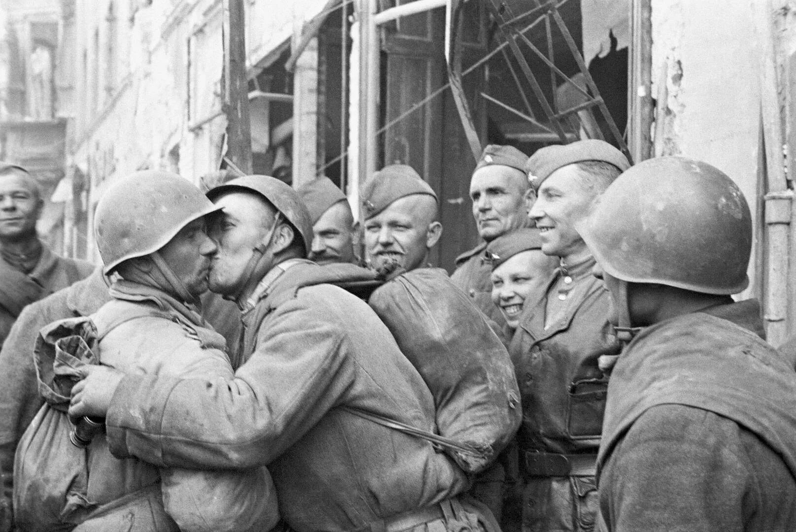 19 мая 1945. РККА В Берлине 1945. Солдаты красной армии 1945 Берлин. Советские солдаты в Берлине 1945.