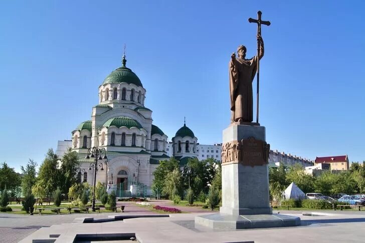 Астрахань на три дня. Собор святого владимира астрахань. астрахань храм собор святого князя владимира. памятник князю владимиру в астрахани. князь святого владимира астрахань.