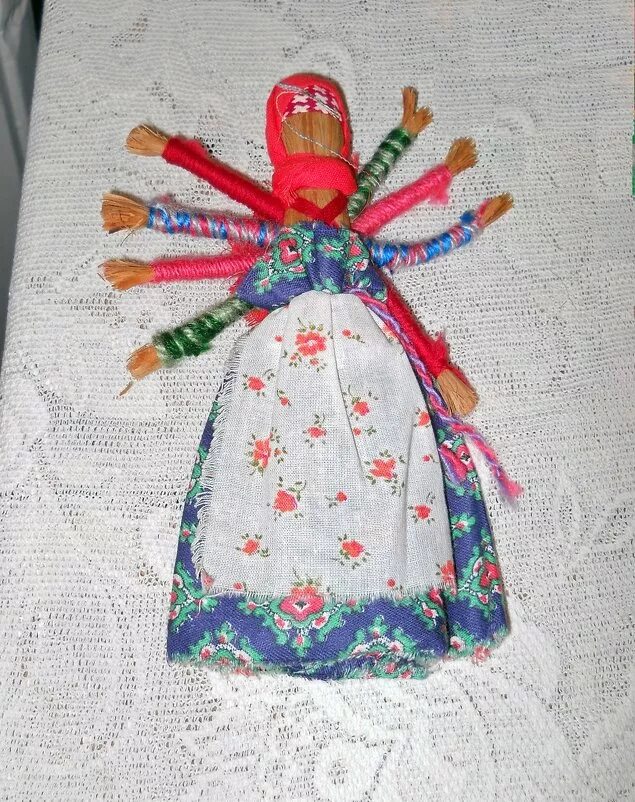 Куколка оберег десятиручка. Славянские куклы обереги десятиручка. Берегиня десятиручка. Куклы мотанки десятиручка. Народная кукла многоручка.
