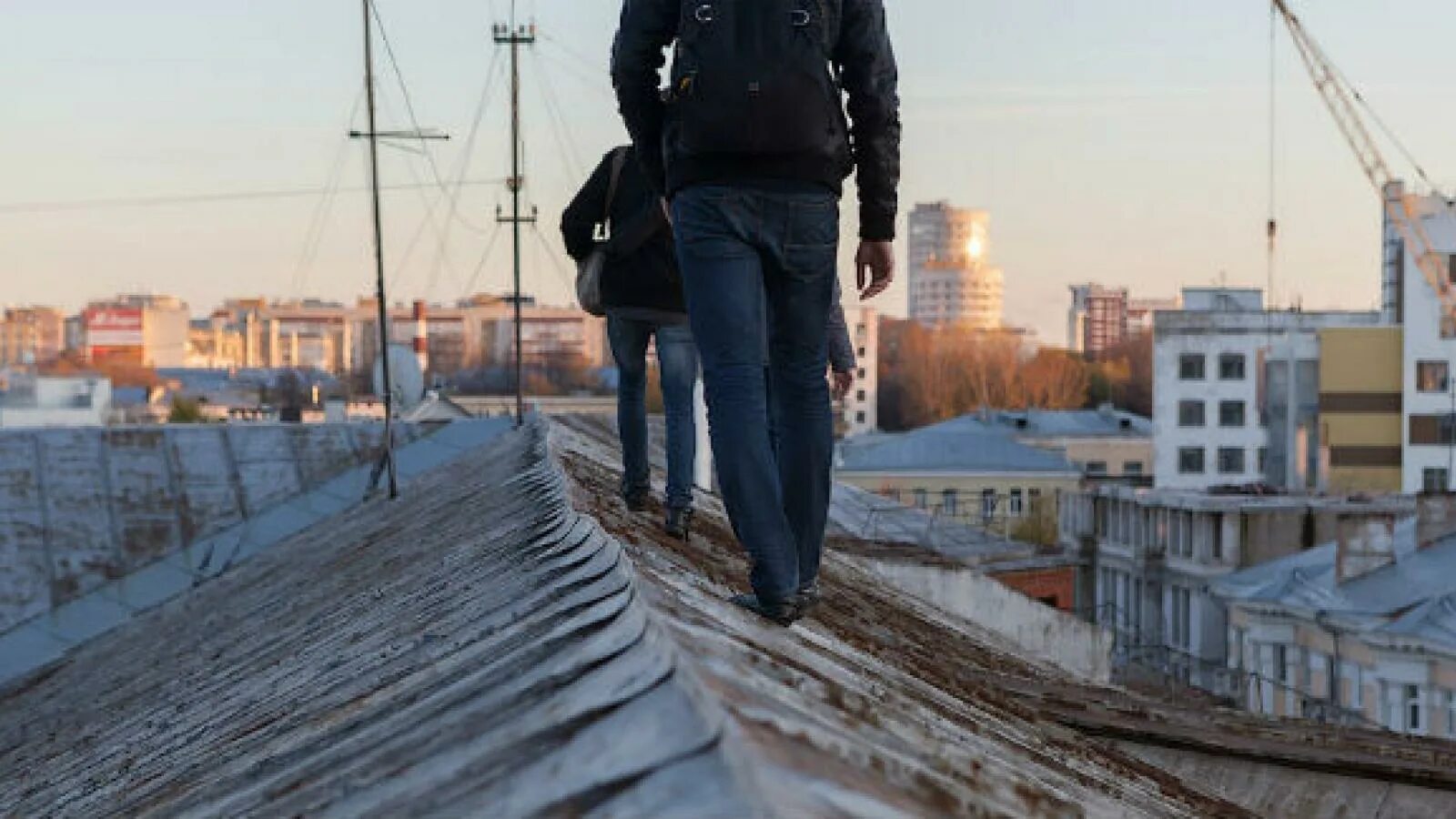 В большом городе жили двое детей кровли. Край крыши. Подростки на крыше. Человек на крыше.