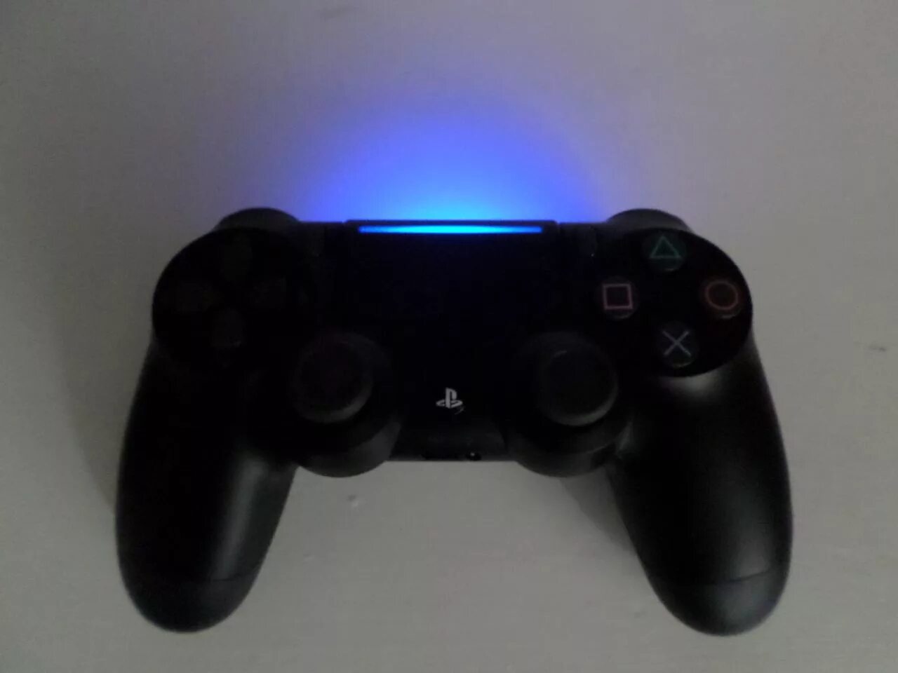 Ps4 Slim джойстик. Дуалшок 4 оригинал. Dualshock 4 подсветка. Сенсорная панель Dualshock 4. Джойстик горит красным