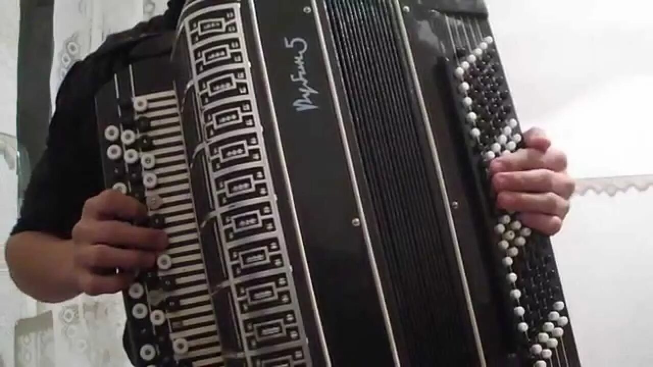 Уроки игры на баяне. Баян как сыграть. Клавиатура баяна. Аккорд gm на аккордеоне. Баян разбор песен на баяне.