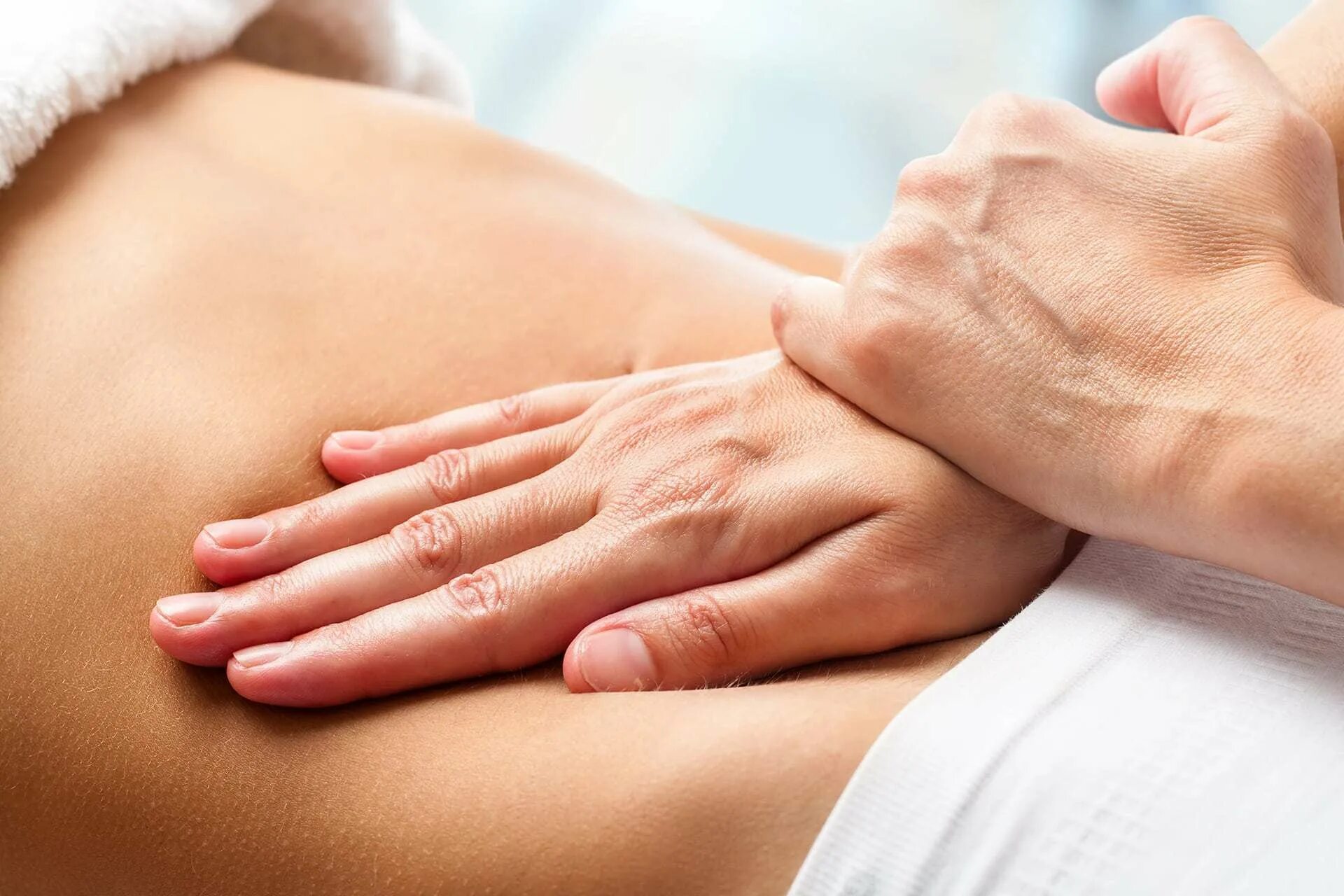 Belly massage. Массаж живота. Висцеральная мануальная терапия. Висцеральный массаж живота. Руки остеопата.