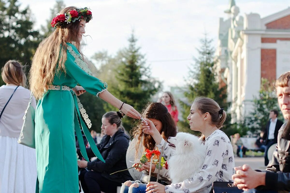 Серпня на русском. Международный флешмоб женственности 1 августа. Які сьогодні свята. Праздники сегодня 1 августа. Какое сегодня Свято.