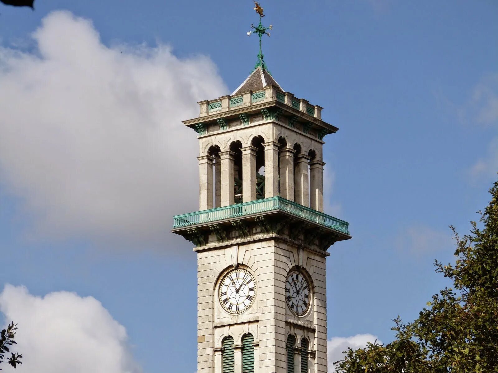 Башенные часы. Ратуша с часовой башней мюнхен. Биг бен панорама. Часы на башне. Башня часы работы.