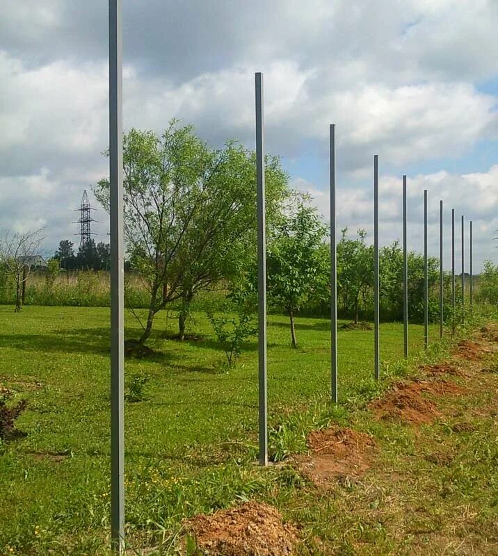 Столб для забора форум. Железные столбы для забора. Столб ограждения. Забор с колоннами. Столбы из труб для забора