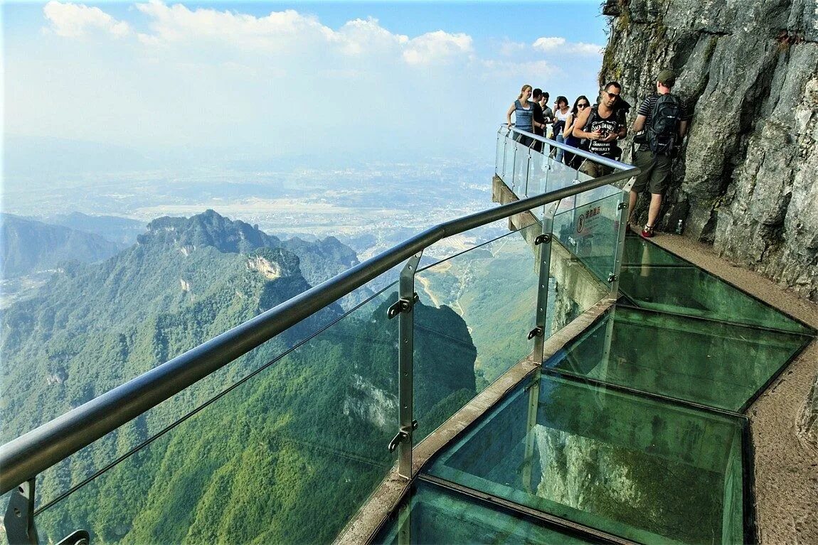 Гора Тяньмэнь в Чжанцзяцзе. Национальный парк горы Тяньмэнь. Национальный парк Чжанцзяцзе горы Тяньмэнь. Стеклянная тропа Тяньмэнь Китай. Красивые смотровые площадки