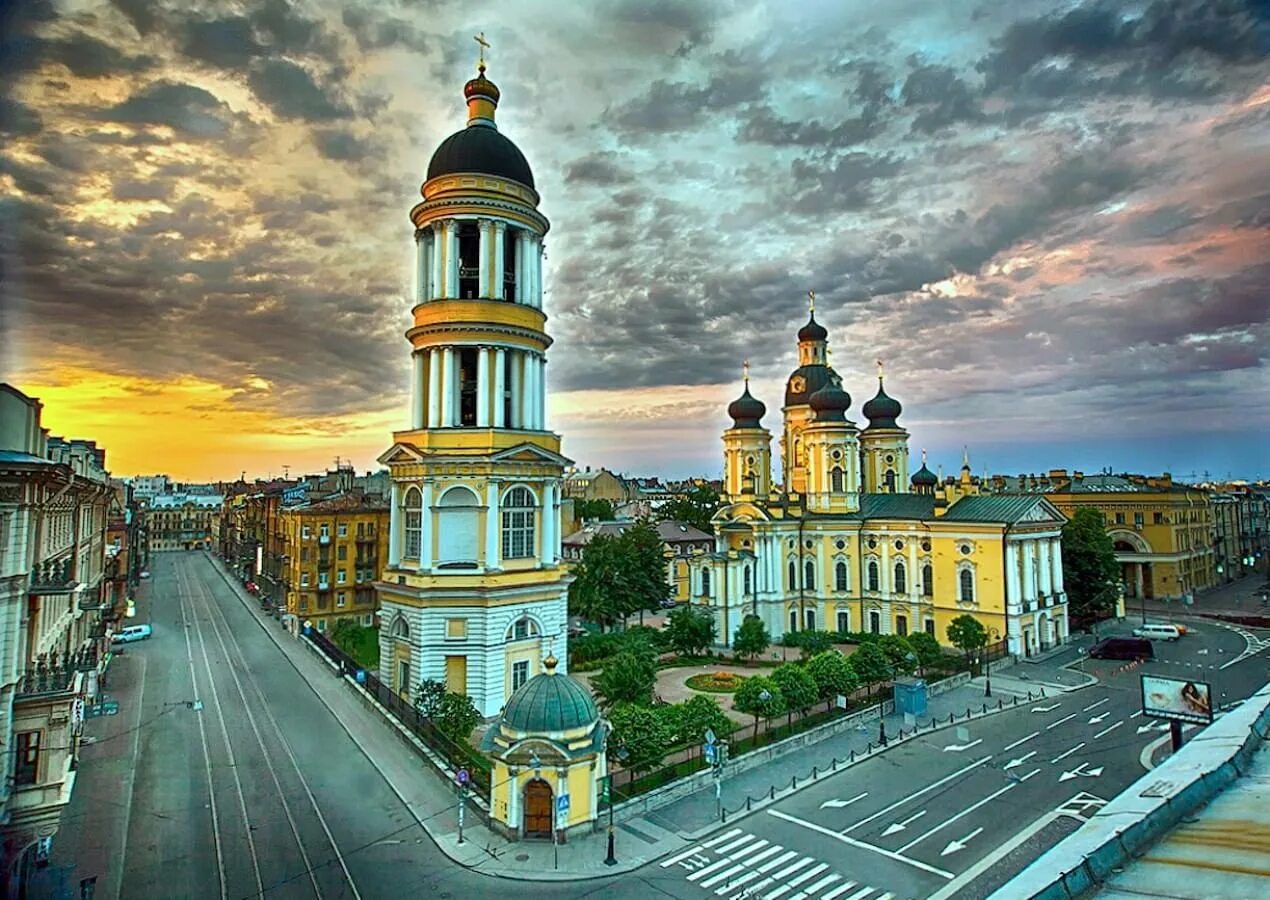 Колокольня Владимирского собора в Санкт-Петербурге.