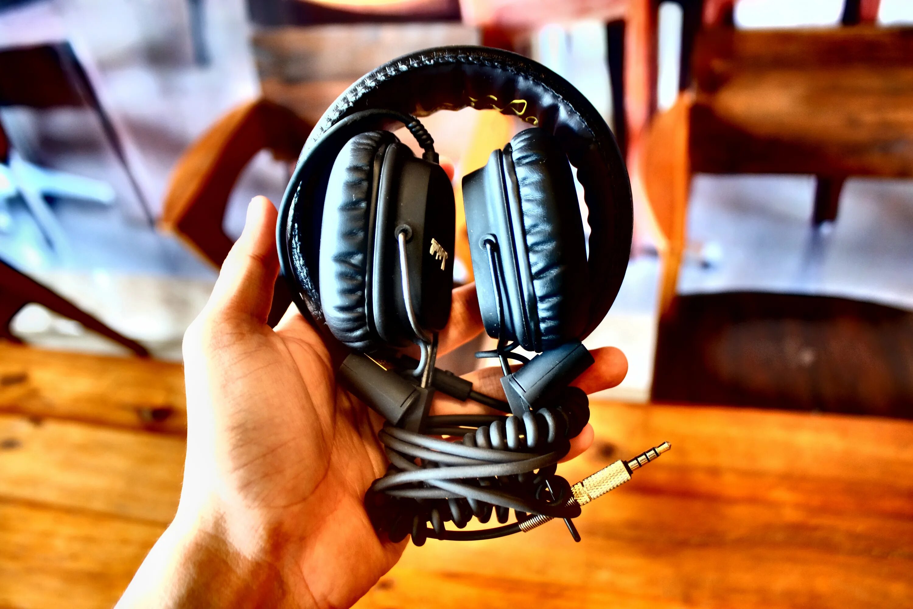 кнопки плеера. иконка проигрывателя. сделай оригинальный звук. колонки из дерева. иммерсивных гарнитур это.