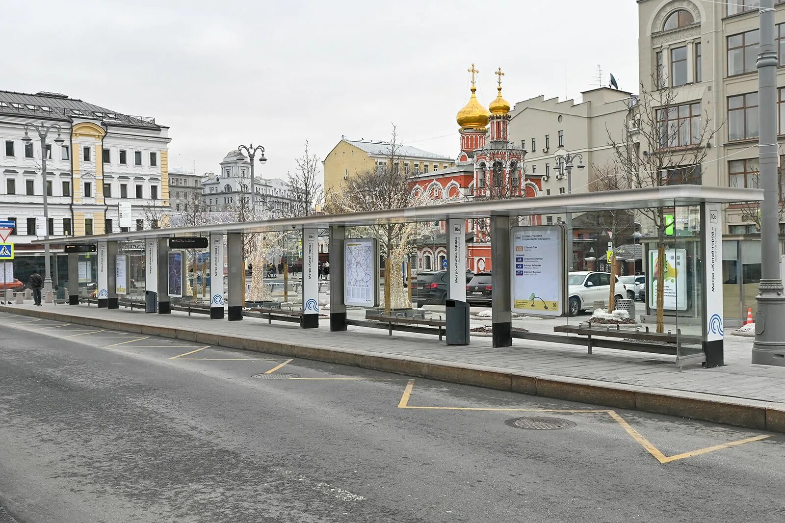 Более 800 остановочных павильонов нового типа установили в Москве. Остановки в Москве. Новые остановки. Остановка в центре Москвы.