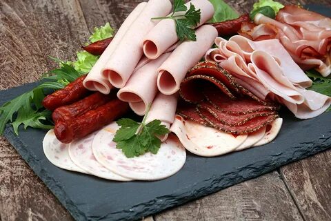 Нарезка мяса колбасы