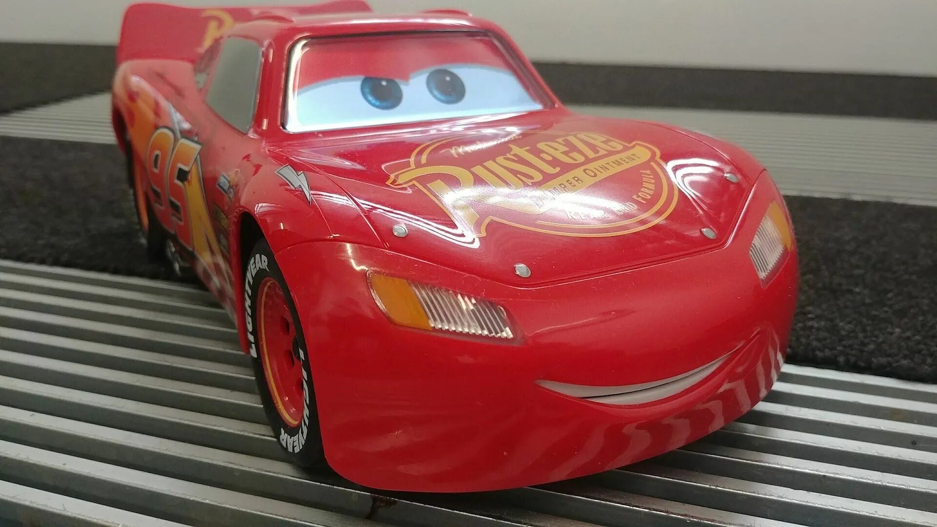 Настоящая молния маквин. Тачки 2 Lightning MCQUEEN. Sphero Ultimate Lightning MCQUEEN. Cars машинка молния Маккуин. Cars 3 Lightning MCQUEEN Sphero.