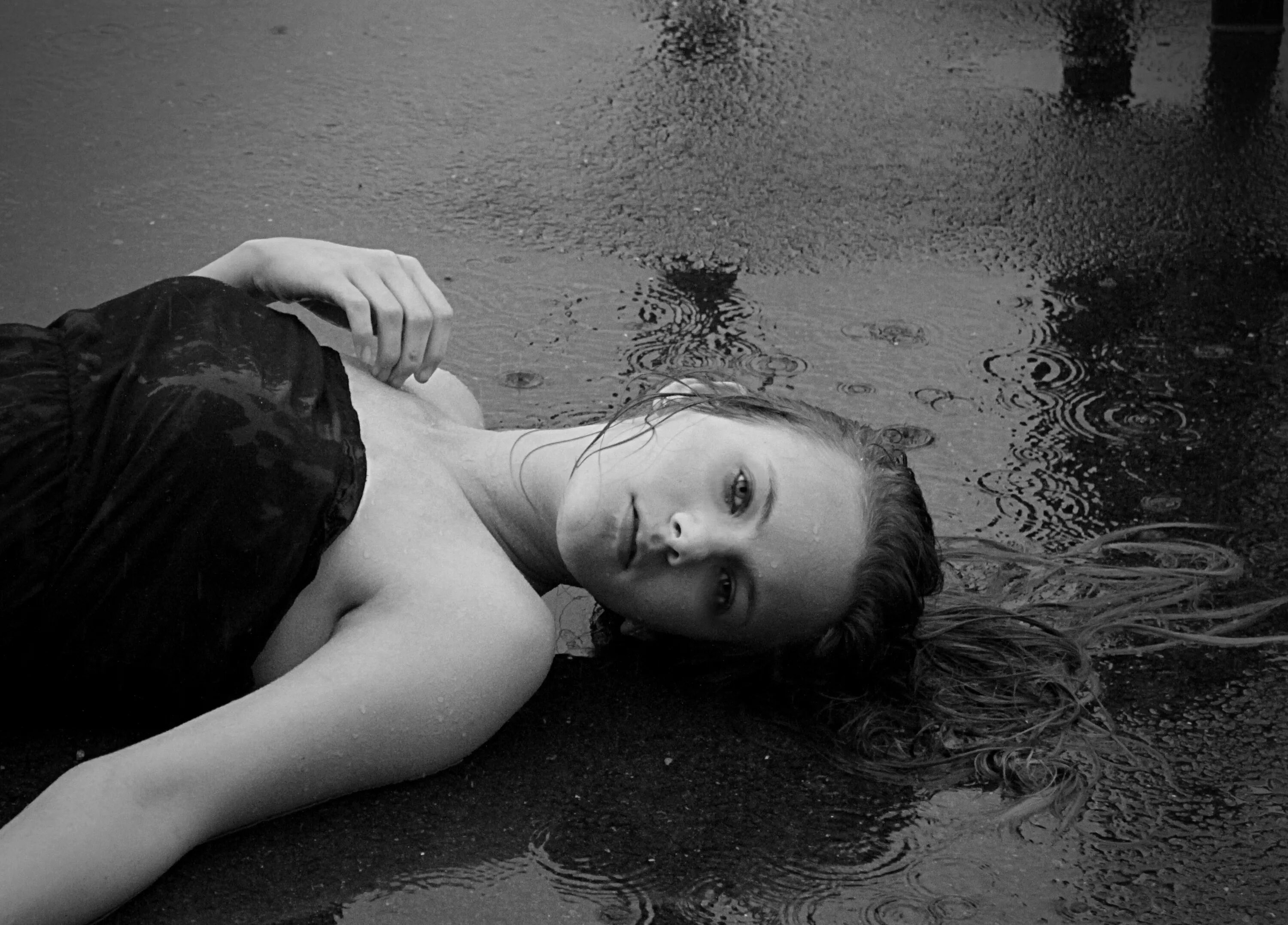 Умирающая девушка рассказы. Девушка в воде чб. красивая мертвая девушка. девушка лежит под дождем.
