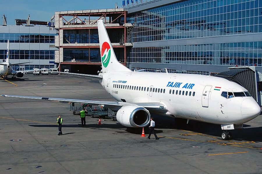 Домодедово таджики улетают. Аэропорт Домодедово Somon Air Таджикистан. Самолёт Tajik Air 737. Боинг 737 таджик Эйр. Боинг 757 200 таджик Эйр.