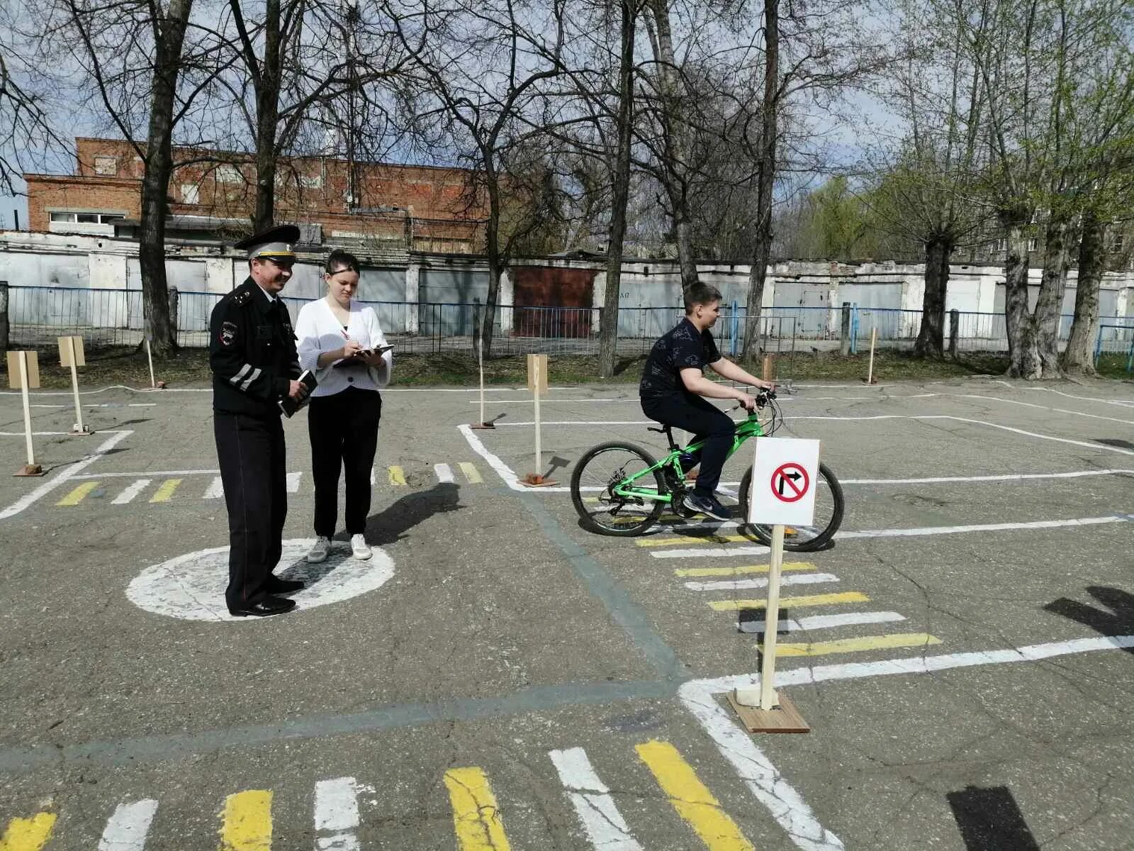 Прошло безопасное колесо. Безопасное колесо. Автогородок для школы. Автогородок безопасное колесо. Юный инспектор дорожного движения.