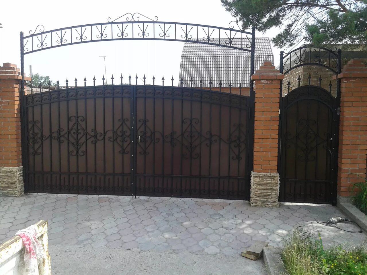 Над воротами. Арка над воротами. Арка над калиткой. Бетонные арки над воротами. Красивые ворота.