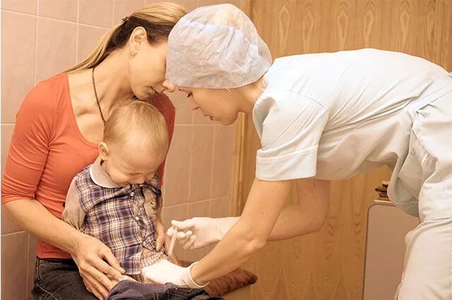 Дети боятся уколов. Детям делают уколы и они плачут. Уколы дети плачут видео. Уколы детям. Уколы маленьким детям.