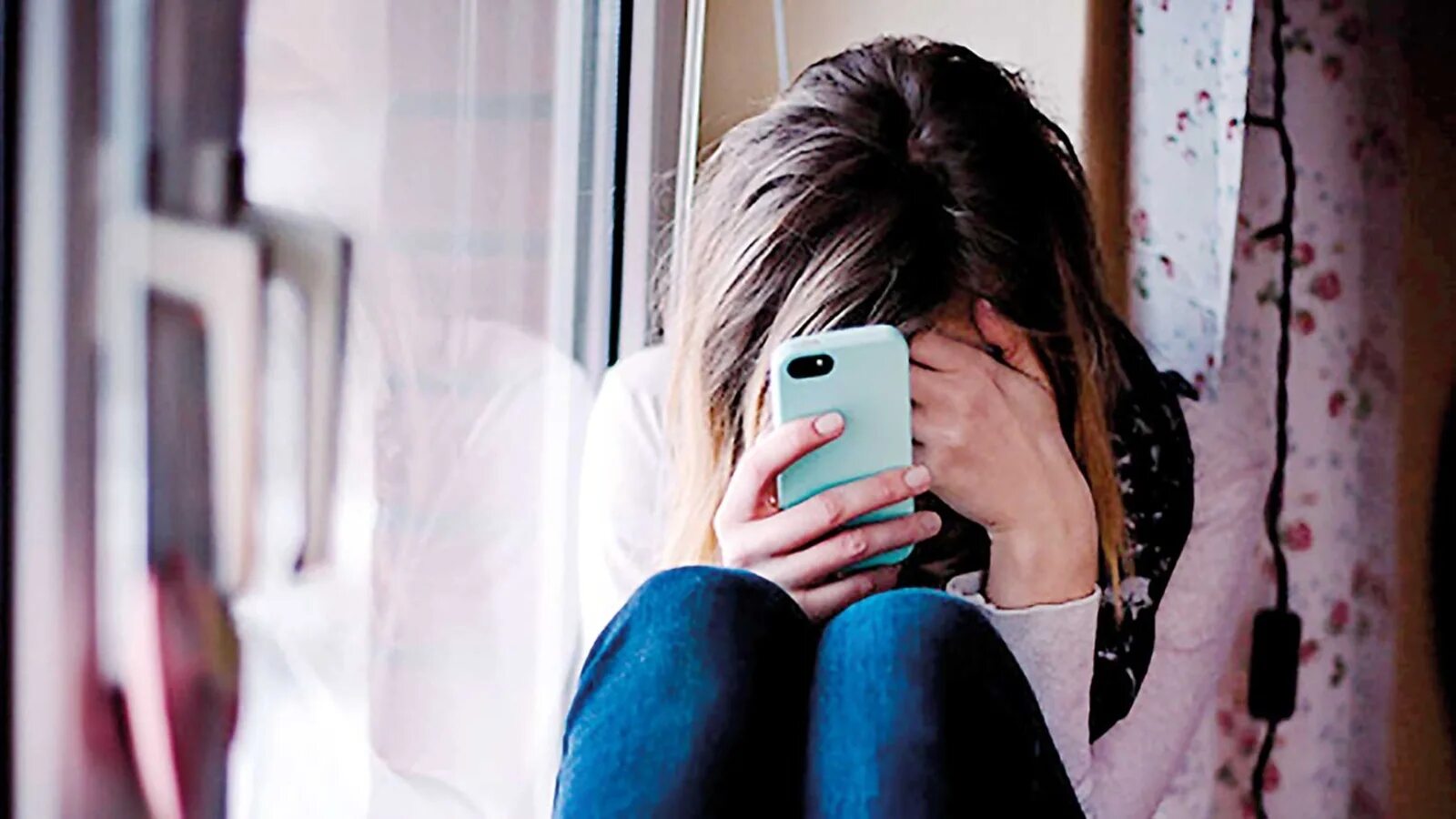 Девушка плачет. Девушка в слезах. Влюбленные расстаются. Красивая девушка плачет. Она плачет я плачу на звонок.