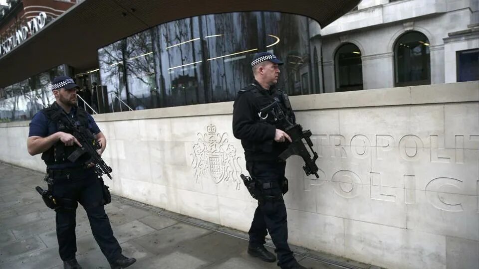 Скотланд ярд полиция. Scotland Yard полиция. Комиссар Скотланд ярда. Полиция Скотланд Лондон Скотланд ярда. Инспектор из скотланд ярда 8 букв