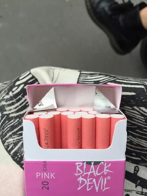 Курят сигареты в тонких розовых. Сигареты пинк элефант. сигареты black devil pink. сигареты с розовым фильтром. розовые японские сигареты.