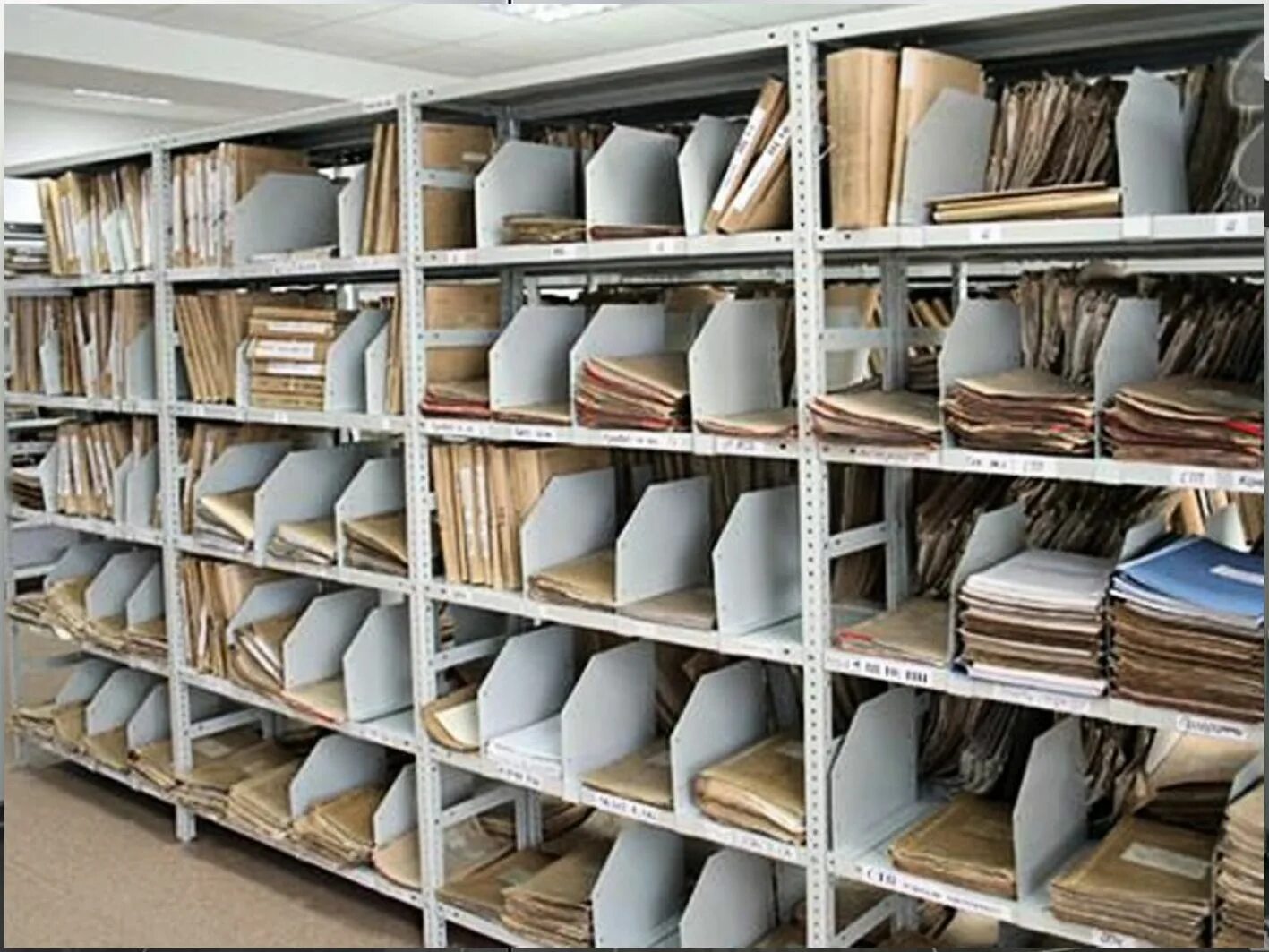 Находится на хранении. Стеллажи для архива. Архивные стеллажи для документов. Стеллаж для архива деревянный. Стеллажи для архивохранилища.