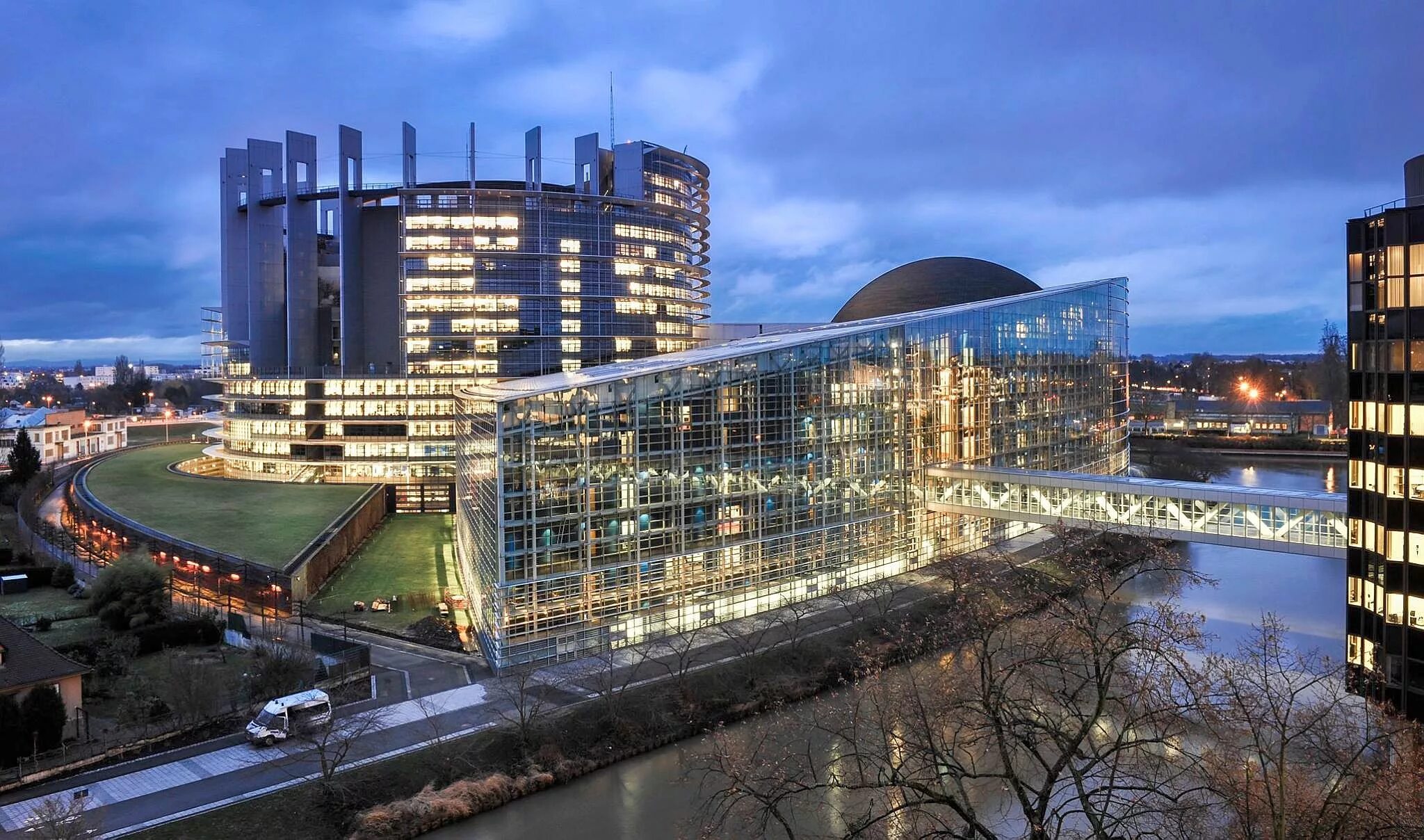Здание Евросоюза в Страсбурге. Европейский парламент Страсбург. Здание Европарламента в Страсбурге. Европейский Союз штаб квартира в Страсбурге.