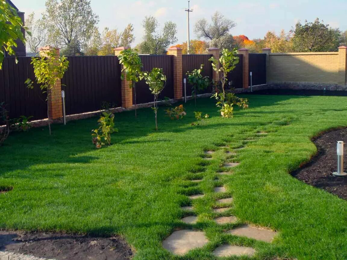 благоустройство дачного участка. опалубка для заезда на участок через трубу. дачный ландшафт.