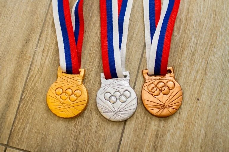 4 medals. Поделка медаль. Поделка Олимпийская медаль. Медаль из пластилина. Медали для детей спортивные.