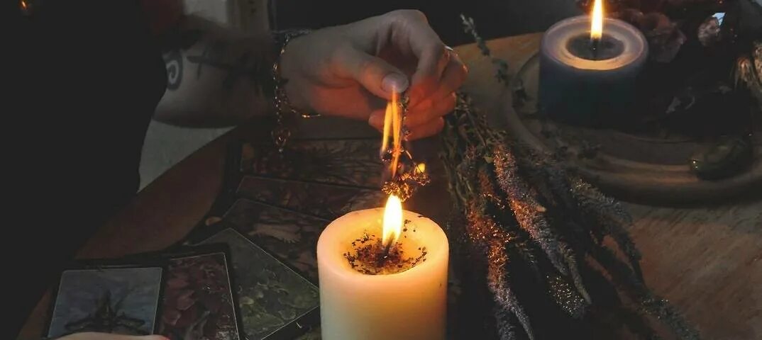 Свечи навести. Магический ритуал. Магия свечи ритуал. Свечи для обряда. Порча магия.