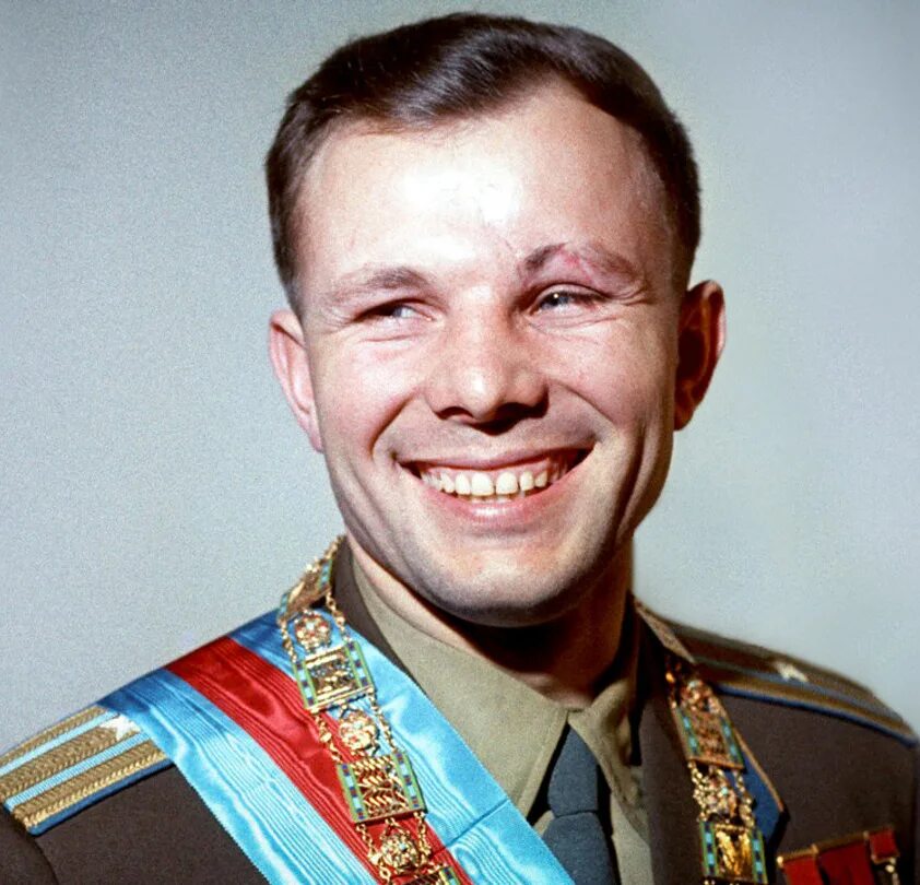 Летчик космонавт Гагарин.
