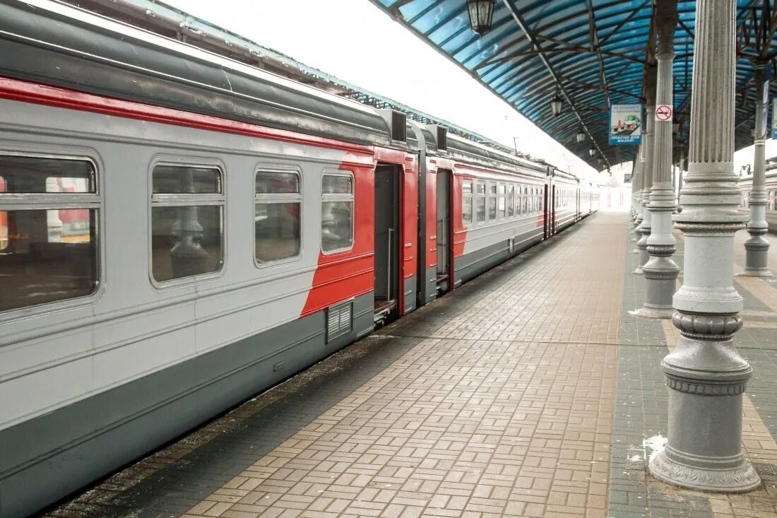 Ржд станция в ростове. Поезд стоит на станции. Поезд стоит на станции. Поезд стоит на станции. Поезд на вокзале.