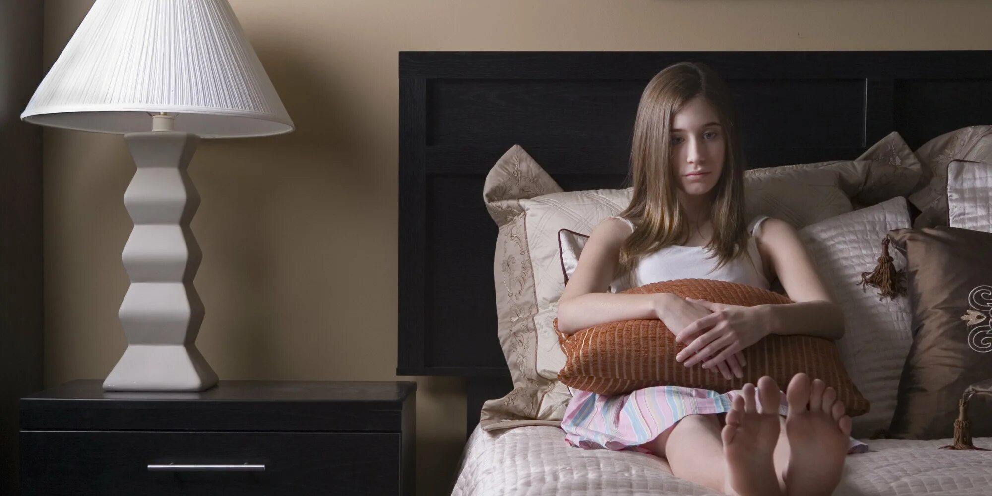 люди целуются. шведская семья домашнее. подростковые ласки. дженна ларсон фильмы 2020. две молодые подруги.