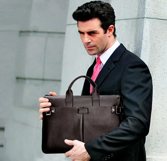 Что могут носить люди. Мужчина с дипломатом. Мужчина с сумкой. Офлайн шоппинг. Вещи которые.