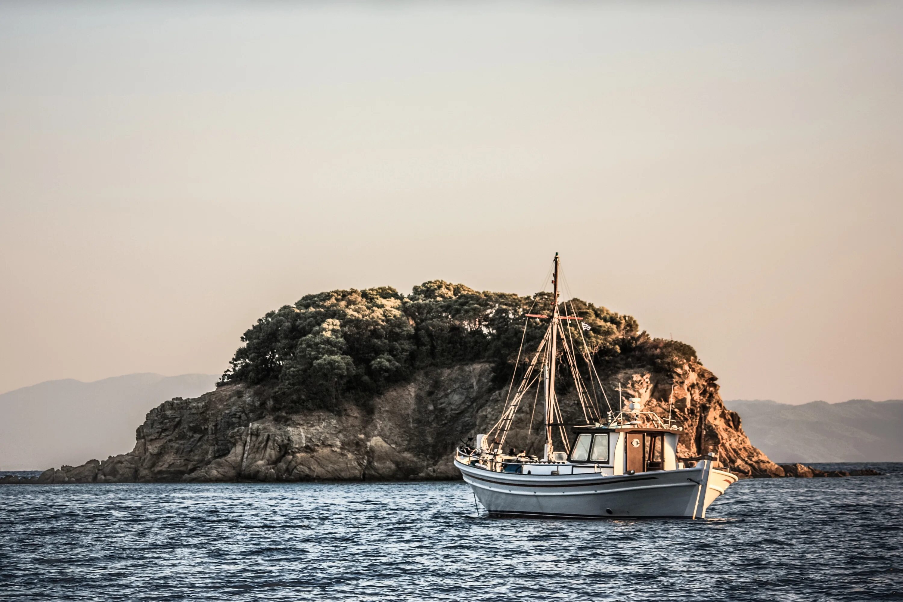 Boat island. Парусник в бухте. Корабль в бухте. Яхта в море. Скала яхта море.