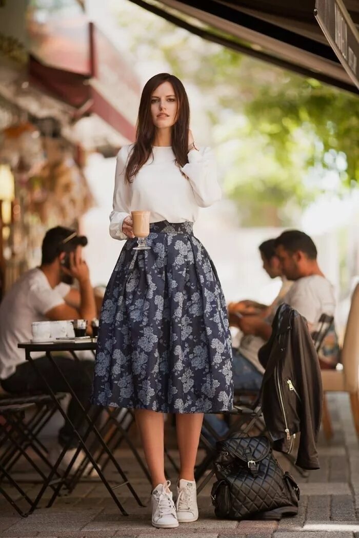 I m wearing skirt. Модные юбки. Красивые стильные юбки. Стильные юбки миди. Девушка в длинной юбке.