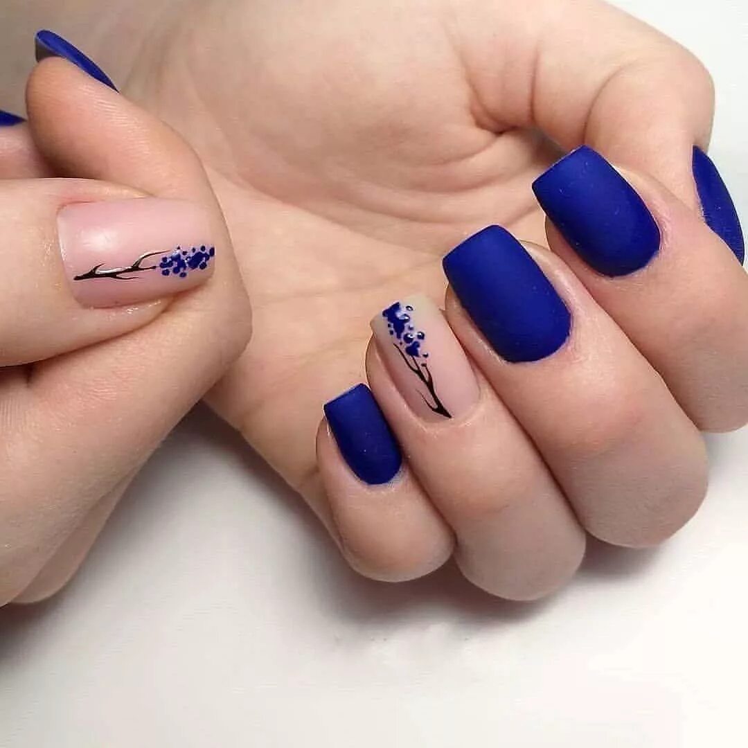 Дизайн ногтей синий короткие ногти. Синий маникюр. Синий маникюр на короткие ногти. Маникюр на квадратные ногти. Синий матовый маникюр.