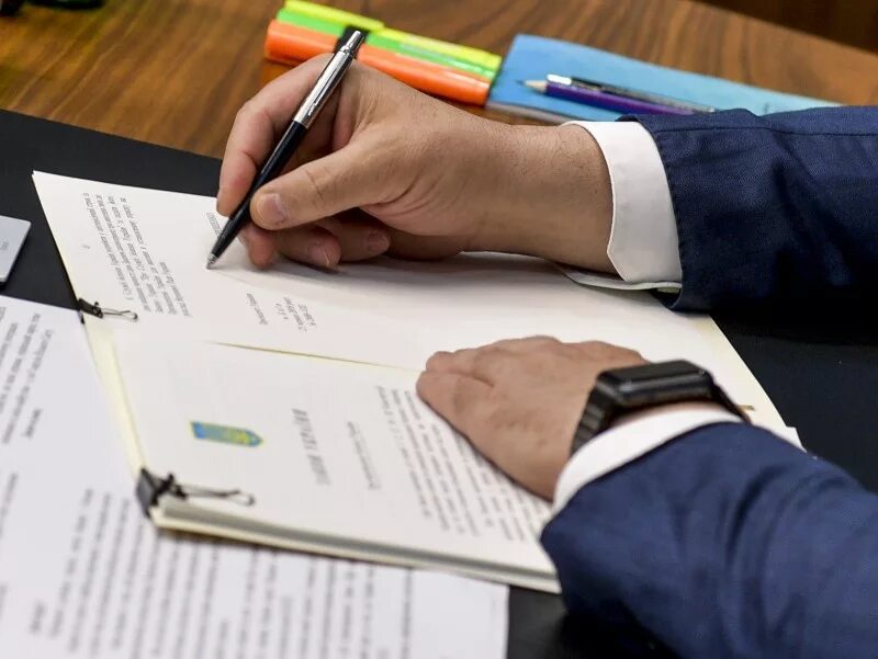 Подписание законов осуществляет. Подписание закона. подписал указ. подписан закон. подписал.